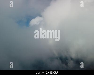 Vue aérienne.Le drone survole des nuages brumeux et moelleux.Soleil bleu ciel et brouillard marin.Résumé nature aérienne été océan coucher de soleil mer et ciel fond Banque D'Images