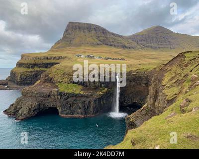 Une vue panoramique sur la cascade de Mulafossur dans les îles Féroé par une journée nuageux Banque D'Images