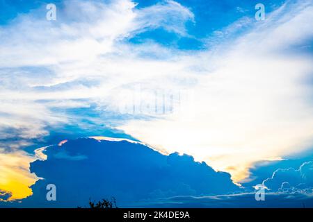 Arc-en-ciel Irisée pileus nuage apparaît sur coucher de soleil ciel fond de la nature. Banque D'Images