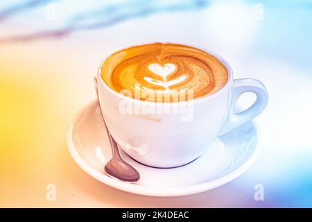 latte à café avec motif floral en céramique blanche tasse de nourriture mockup bakrockground. Banque D'Images
