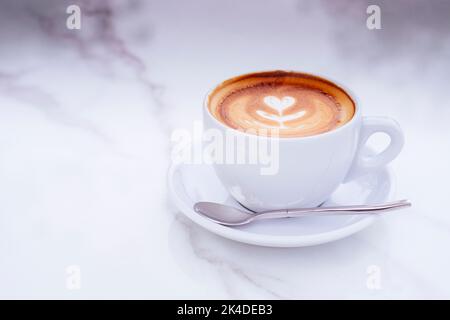 latte à café avec motif floral en céramique blanche tasse de nourriture mockup bakrockground. Banque D'Images