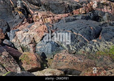 Gros plan de dalles rocheuses texturées et barrées multicolores chaotiques sur une petite falaise à Oldsshoremore Bay, Sutherland, Scottish Highlands, Scottish U Banque D'Images