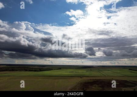 un magnifique ciel spectaculaire sur les champs agricoles. très belle nature. Vue de dessus. Banque D'Images