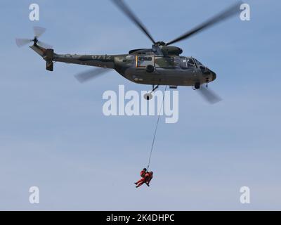 Force aérienne tchèque PZL-Swidnik W-3A hélicoptère Sokol ‘0712’ faisant la démonstration d’une mission de sauvetage au Royal International Air Tattoo RIAT 2022 de RAF Fairford, Royaume-Uni Banque D'Images