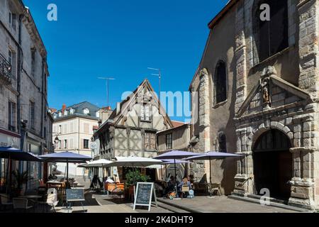 Montlucon. Place saint-Pierre. Entrée de l'église Saint-Pierre située dans le quartier médiéval. Département Allier. Auvergne Rhône Alpes. France Banque D'Images
