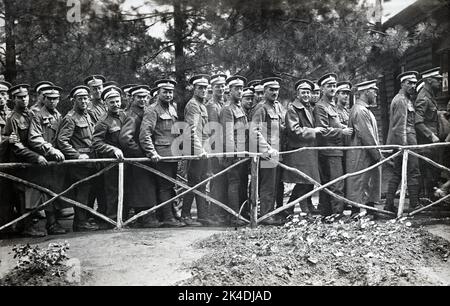 Une photo de la première Guerre mondiale d'un soldat britannique de l'Artillerie de la garnison royale dans une ligne allant dans une cabane dans le camp de parc de Maresfield, près d'Uckfield, East Sussex, Angleterre, Royaume-Uni vers 1917. Banque D'Images