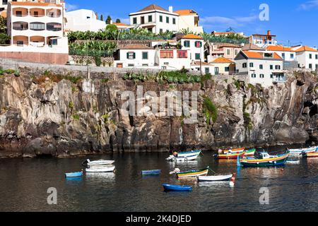 Câmara de Lobos, bateaux de pêche colorés dans le port, vieux village de pêche, côte sud, Madère, Portugal, Europe Banque D'Images