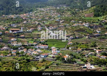 Vue sur le village pittoresque de Sao Vicente, Madère, Portugal, Europe Banque D'Images