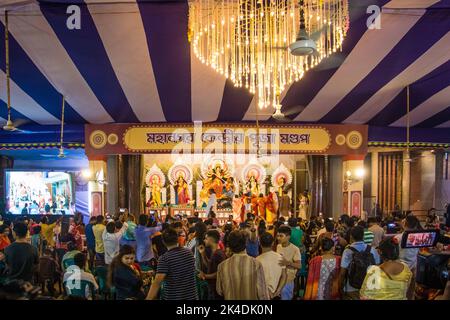 2 octobre 2022, Bangladesh : des dévotés hindous bangladais se rassemblent au temple de Dhakeshwari pendant le festival permanent de Durga Puja à Dhaka. (Credit image: © Md. Noor Hossain/Pacific Press via ZUMA Press Wire) Banque D'Images