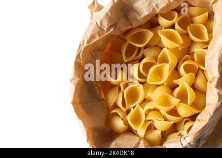 Pâtes Conchiglie dans un sac de papier brun. Emballage compostable de recyclage écologique Banque D'Images