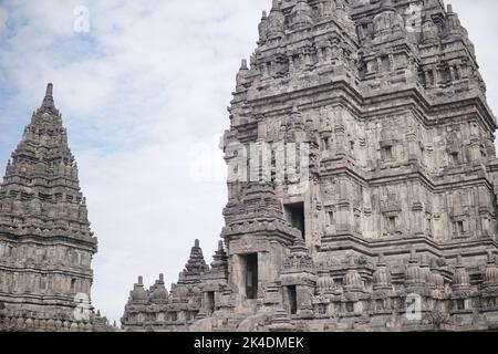 Reliefs détaillés et belles ornements sur le temple de Prambanan. Ce temple hindou est un célèbre tourisme historique en Indonésie. Banque D'Images