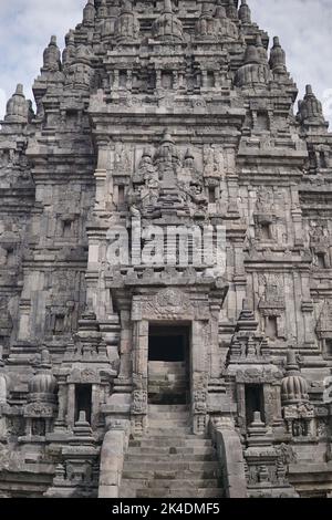 Reliefs détaillés et belles ornements sur le temple de Prambanan. Ce temple hindou est un célèbre tourisme historique en Indonésie. Banque D'Images