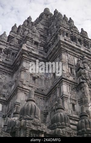 Reliefs détaillés et belles ornements sur le temple de Prambanan. Ce temple hindou est un célèbre tourisme historique en Indonésie. Banque D'Images