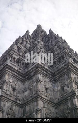 Reliefs détaillés et belles ornements sur le temple de Prambanan. Ce temple hindou est un célèbre tourisme historique en Indonésie. Banque D'Images
