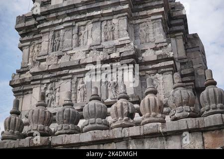 Reliefs détaillés et belles ornements sur le temple de Prambanan. Ce temple hindou est un célèbre tourisme historique en Indonésie. Banque D'Images