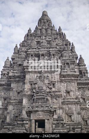 Reliefs détaillés et belles ornements sur le temple de Prambanan. Ce temple hindou est un célèbre tourisme historique en Indonésie. Banque D'Images