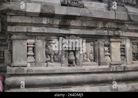 Reliefs détaillés et belles ornements sur le temple de Prambanan. Ce temple hindou est un célèbre tourisme historique en Indonésie. Banque D'Images