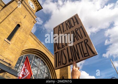 Kings Cross, Londres, Royaume-Uni. 1st octobre 2022. Plusieurs milliers de personnes se sont ralliées devant la gare de Kings Cross à Londres pour soutenir les grévistes ferroviaires, ASLEF et RMT. Crédit : Natasha Quarmby/Alay Live News Banque D'Images