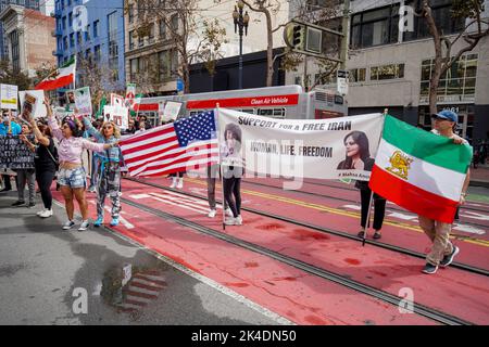 San Francisco, États-Unis. 01st octobre 2022. Les gens marchent dans la rue de San Francisco avec des bannières et le drapeau de l'Iran. Après la mort de la jeune fille iranienne Mahsa Amini, des manifestations et des rassemblements pour soutenir l'Iran se sont produits dans le monde entier. À San Francisco, des milliers de personnes se rassemblent et marchent dans la rue avec des photos de Mahsa Amini, des bannières, des pancartes et le drapeau de l'Iran. Les gens qui rejoignent le rallye pensent que tout le monde devrait soutenir l'iranien et ils crient 'Femme, vie, liberté' pendant le rallye. Crédit : SOPA Images Limited/Alamy Live News Banque D'Images