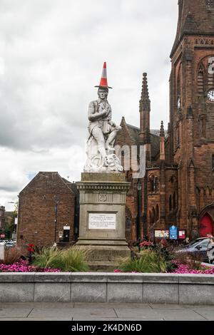 Dumfries, Écosse, 24 septembre 2022, statue de Robbie Burns, surmontée d'un cône de circulation Banque D'Images