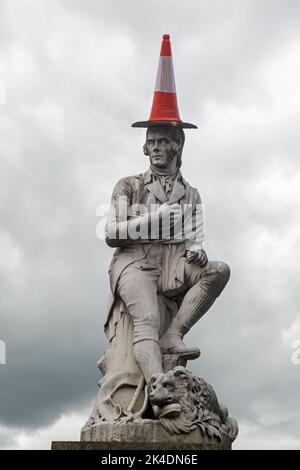 Dumfries, Écosse, 24 septembre 2022, statue de Robbie Burns, surmontée d'un cône de circulation Banque D'Images
