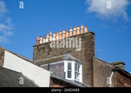 Dumfries, Écosse, 24 septembre 2022, Une rangée de 15 pots de cheminée sur une vieille maison Banque D'Images