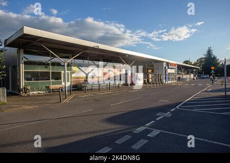 Château Douglas, Dumfries & Galloway, Écosse, 24 septembre 2022, Shoppers peuvent utiliser le grand supermarché à la périphérie de la ville. Banque D'Images