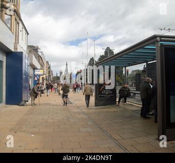 Édimbourg, Écosse, 26 septembre 2022, les gens qui marchent dans les rues de la ville. Banque D'Images