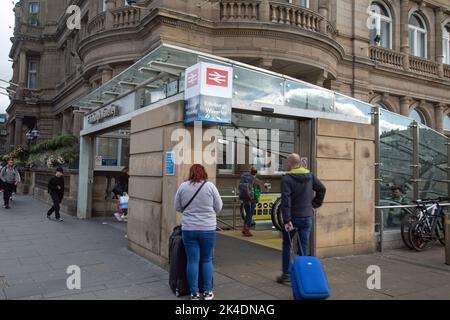 Édimbourg, Écosse, 26 septembre 2022, personnes qui se promo dans la gare de Waverley. Banque D'Images