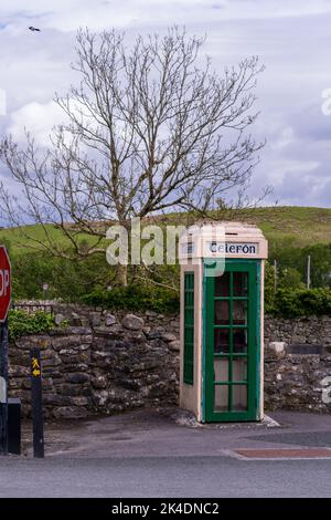 Ancienne cabine téléphonique irlandaise, téléphone public payant en irlande Banque D'Images