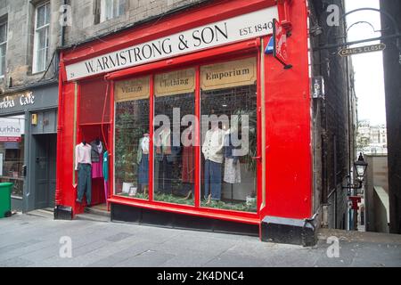 Édimbourg, Écosse, 26 septembre 2022, boutique de W Armstrong & son, vêtements vintage Banque D'Images