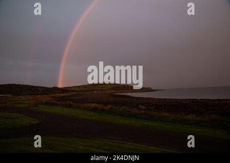 Rascarrel Bay, Auchencairn, Castle Douglas, Écosse, 2022 septembre, vue sur la baie, avec un arc-en-ciel. Banque D'Images