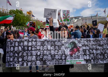 Les gens se rassemblent à l'extérieur de l'hôtel de ville de San Francisco avec des pancartes et le drapeau de l'Iran. Après la mort de la jeune fille iranienne Mahsa Amini, des manifestations et des rassemblements pour soutenir l'Iran se sont produits dans le monde entier. À San Francisco, des milliers de personnes se rassemblent et marchent dans la rue avec des photos de Mahsa Amini, des bannières, des pancartes et le drapeau de l'Iran. Les gens qui rejoignent le rallye pensent que tout le monde devrait soutenir l'iranien et ils crient 'Femme, vie, liberté' pendant le rallye. (Photo de Michael Ho Wai Lee/SOPA Images/Sipa USA) Banque D'Images