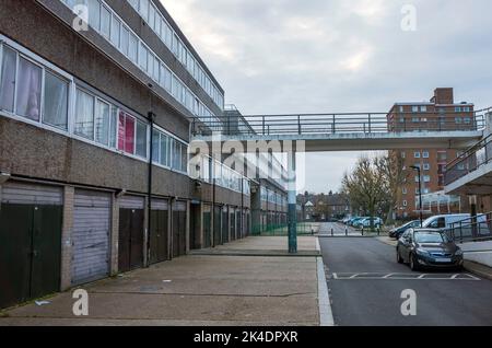 Appartements de conseil de faible hauteur et passerelle surélevée dans le domaine de logement d'Aylesbury à Walworth, Southwark, sud de Londres, Angleterre, Royaume-Uni. Banque D'Images