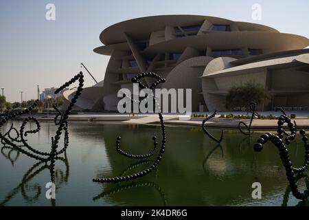 Doha, Qatar, 1 octobre 2022. Musée national du Qatar ouvert au public le 28 mars 2019. Le bâtiment a été conçu par l'architecte Jean nouvel, inspiré par le cristal rose du désert, qui se trouve au Qatar. Banque D'Images
