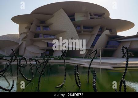 Doha, Qatar, 1 octobre 2022. Musée national du Qatar ouvert au public le 28 mars 2019. Le bâtiment a été conçu par l'architecte Jean nouvel, inspiré par le cristal rose du désert, qui se trouve au Qatar. Banque D'Images