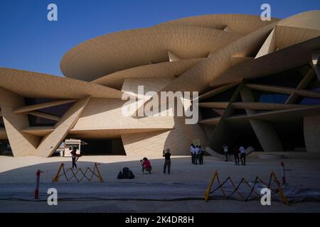 Doha, Qatar, 1 octobre 2022. Musée national du Qatar ouvert au public le 28 mars 2019. Le bâtiment a été conçu par l'architecte Jean nouvel, inspiré par le cristal rose du désert, qui se trouve au Qatar. Banque D'Images
