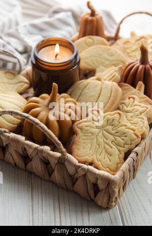 Cuisson d'automne. Biscuits sous forme de citrouille et de feuilles sur la table. Concept d'automne confortable. Banque D'Images