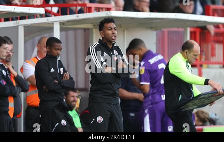 Kevin Betsy, le directeur de Crawley Town, a fait un dug-out lors du match de la Ligue EFL deux entre Crawley Town et Stevenage au stade Broadfield de Crawley. Photo James Boardman/Telephoto Images Banque D'Images