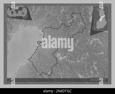 Ostrobothnia du Nord, région de Finlande. Carte d'altitude en niveaux de gris avec lacs et rivières. Lieux et noms des principales villes de la région. Angle aux Banque D'Images
