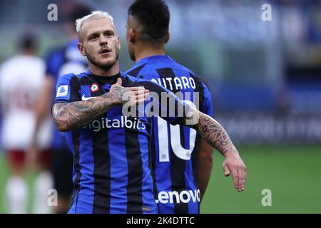 Federico DiMarco du FC Internazionale fête après avoir marquant le premier but de son équipe lors de la série Un match entre le FC Internazionale et comme Roma au Stadio Giuseppe Meazza sur 1 octobre 2022 à Milan Italie . Banque D'Images