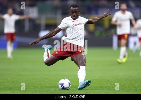 Milan, Italie. 01st octobre 2022. Mady Camara d'AS Roma en action pendant la série Un match de football entre le FC Internazionale et comme Roma au Stadio Giuseppe Meazza sur 1 octobre 2022 à Milan Italie . Credit: Marco Canoniero / Alamy Live News Banque D'Images