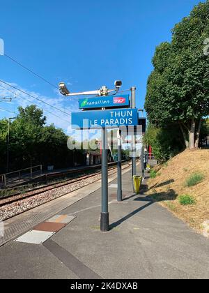 Mealan-en-Yvelines, France - vendredi 29th juillet 2022 : ligne de train Thun le Paradis pour Paris. Photo de haute qualité Banque D'Images