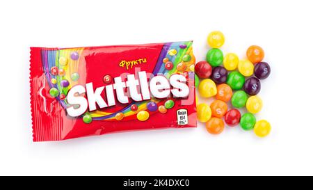 Kiev, Ukraine- 30 septembre , 2022: Gros plan des bonbons Skittles faits par Wm. Wrigley Jr. Company isolé sur fond blanc. Bonbons colorés Banque D'Images