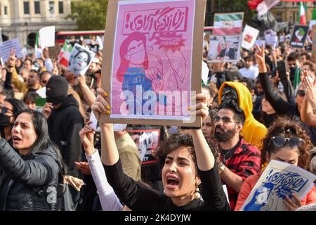 Londres, Royaume-Uni. 01st octobre 2022. Un manifestant scanne des slogans tout en tenant un écriteau exprimant son opinion pendant la démonstration. “Femmes, vie, liberté” proteste, en solidarité avec le soulèvement croissant de la liberté en Iran, manifestant contre la mort de Mahsa Amini après son arrestation par la police morale iranienne. Mahsa Amini a été tuée en détention le 16 septembre, après son arrestation pour avoir enfreint les lois iraniennes pour les femmes portant le hijab, le foulard et des vêtements modestes. Crédit : SOPA Images Limited/Alamy Live News Banque D'Images