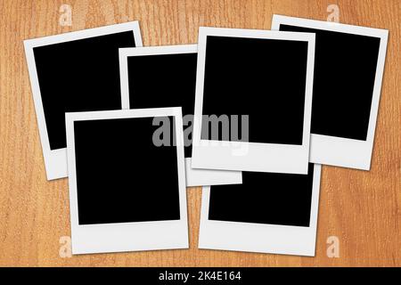 Vide instant photo réaliste rétro sur fond de bois. Banque D'Images