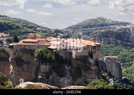 Vue panoramique de deux monastères de Meteora voisins - St. Varlaam et Rousanou parmi les collines boisées et les vallées de la région de Thessalie, Kalampaka Banque D'Images