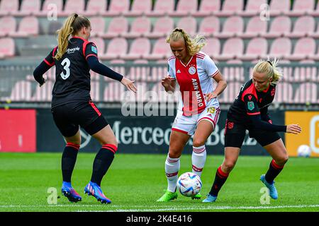 DUIVENDRECHT, PAYS-BAS - OCTOBRE 2 : Fenna Meijer de sc Heerenveen, Tiny Hoekstra d'Ajax, Elize van Vilsteren de sc Heerenveen pendant le match néerlandais Azerion Womens Eredivisiie entre Ajax et SC Heerenveen à de Toekomst sur 2 octobre 2022 à Duivendrecht, pays-Bas (photo par Kijt/Orange Pictures) Banque D'Images