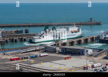 Le ferry irlandais « Isle of Inishmore » part du port de Douvres, Kent, Royaume-Uni. Banque D'Images