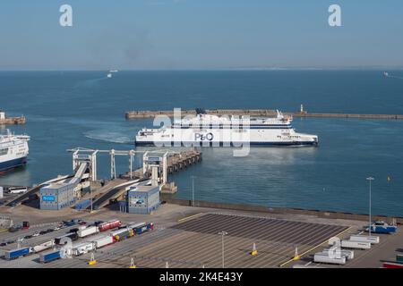 Le ferry « Spirit of Britain » P & O arrive au port de Douvres, Kent, Royaume-Uni. Banque D'Images